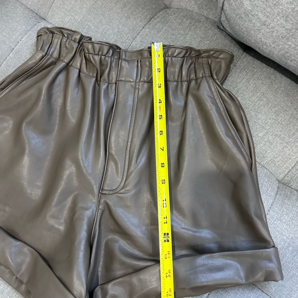💥PRICE⬇️
ABERCROMBIE & FITCH • High Waisted Faux Leather Shorts•Olive Green •M - Picture 12 of 12